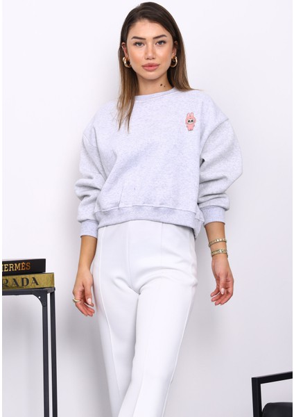 Gri Bisiklet Yaka Nakışlı Üç İplik Kısa Oversize Sweat