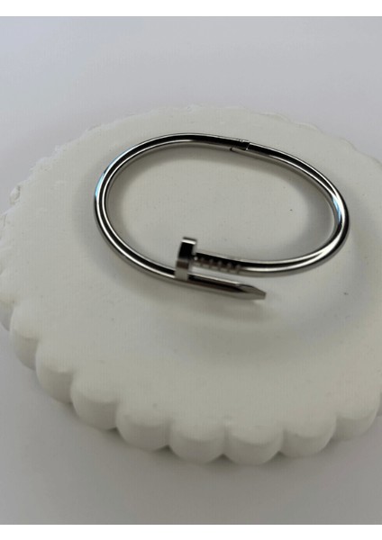 Çivi Detaylı Silver Kelepçe