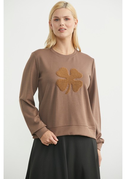 Kontrast Kabartma Baskılı Sweatshirt - Vizon