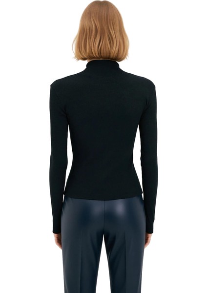 Kadın Beyaz Fitted Vücuda Oturan Dik Yaka Uzun Kol Esnek Örme Bluz Günlük Kullanım Için Idealdir fırsatları