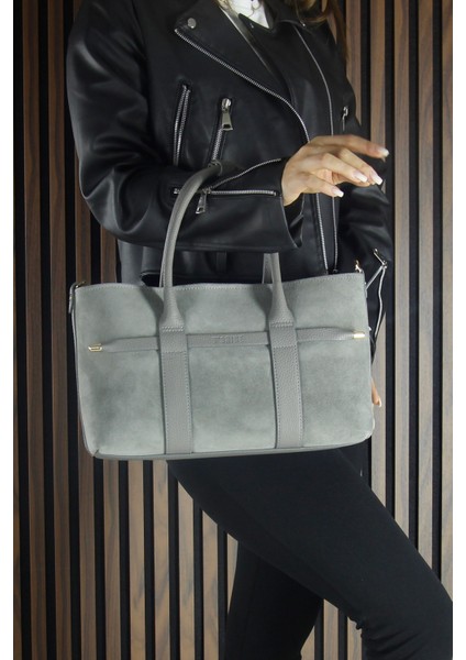 Gri Hakiki Dana Süet Fermuarlı Üç Bölmeli Iç Cepli Askılı Orta Boy Günlük Omuz Çantası modelleri