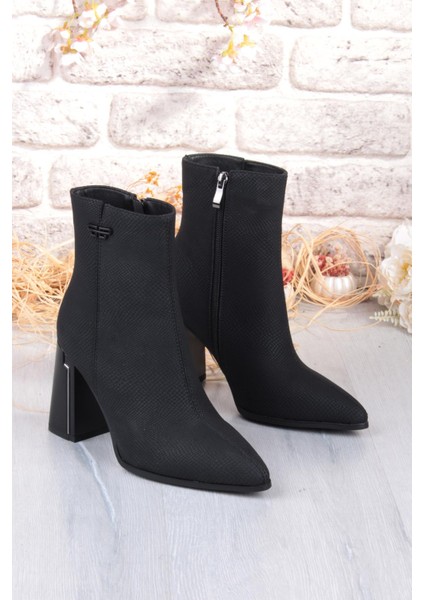 25K137 Baskılı Deri 8 cm Yükseklik Kalın Topuklu Sivri Burun Kadın Bot