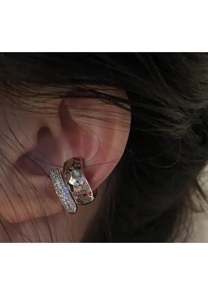 Zirkon Taşlı Çift Desenli Çelik Kıkırdak Küpe – Gümüş