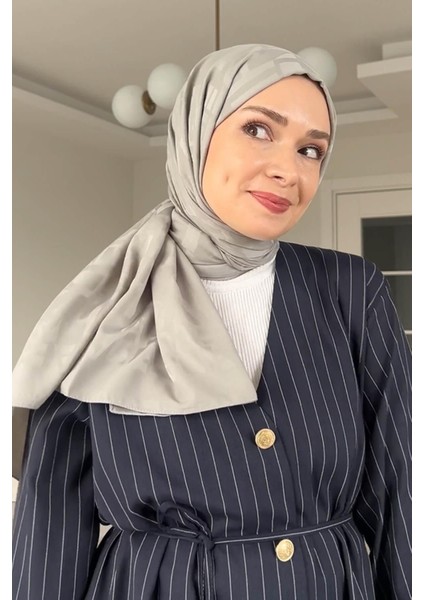 Şüheda'nın Tercihi Yazı Desen Jakar Italyan Ipekli Şal Açık Gri