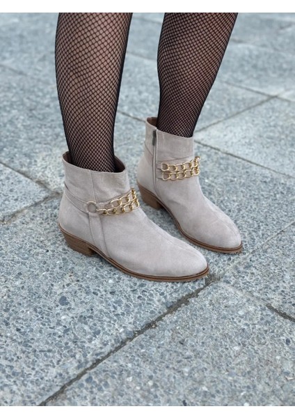 Chai Büyük Numara Zincir Detaylı Kısa Topuklu Kadın Bot Şık ve Konforlu