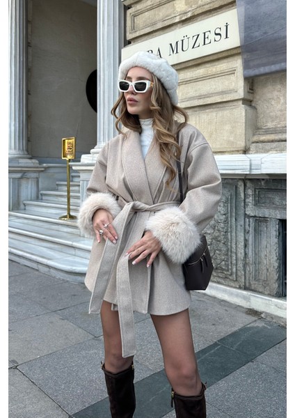 Bej Kaşe Kumaş Kolu Kürk Detaylı Kaban - 1026