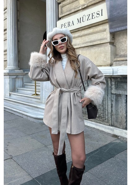 Bej Kaşe Kumaş Kolu Kürk Detaylı Kaban - 1026 fiyatları