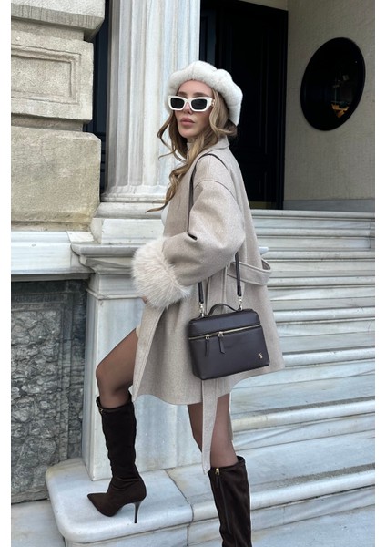 Bej Kaşe Kumaş Kolu Kürk Detaylı Kaban - 1026 fırsatları