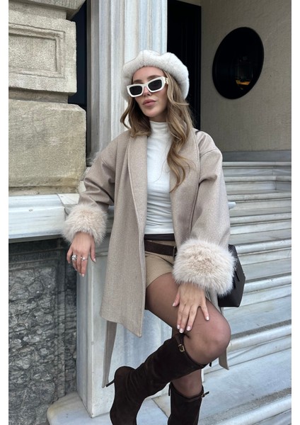 Bej Kaşe Kumaş Kolu Kürk Detaylı Kaban - 1026 indirimleri