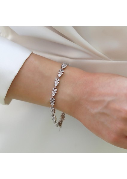 Çiçek Kare Taşlı Gümüş Bileklik fiyatları