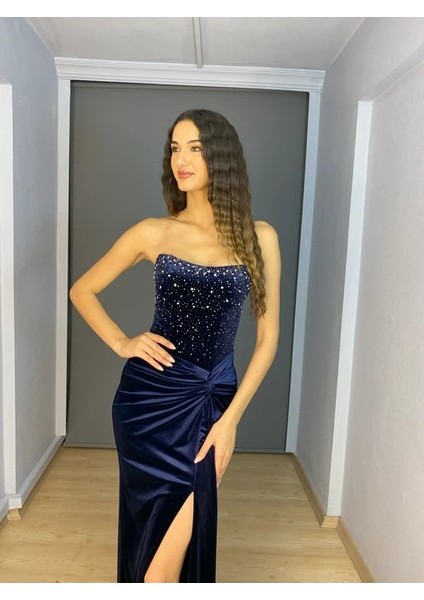 Lacivert Kadife Straplez Likralı Üst Inci Taş Detaylı Yırtmaçlı Uzun Abiye Elbise modelleri
