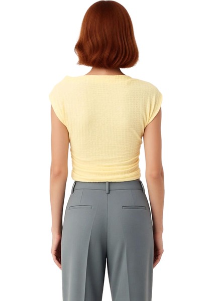 Büzgülü Detaylı Örme Bluz Yazın Rahatlığı ve Şıklığı Profesyonel Görünüm Modern Stil modelleri