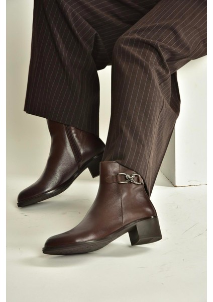 V555311503 Kahverengi Hakiki Deri Alçak Topuklu Kadın Bot fiyatları