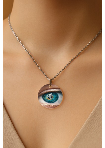 Şeffaf Sert Akrilik Kolye Ucu ve Üzeri Zincirli Desenli Kolye Atamın Yansıması