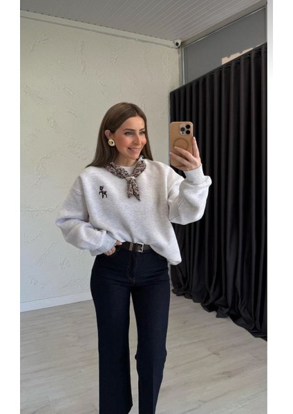 Nakış ve Fular Detaylı Sweat