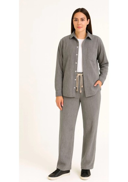 Kadife Oversize Takım – Gömlek ve Pantolon Ikili Set Füme Corduroy Şıklığı, Rahat ve Zarif Duruş Yumuşak Dokulu Kadife Kumaş, Düğmeli Gömlek Üst ve Lastikli Pantolon Alt Parça ile Gün Boyu Konfor- Füme fiyatları