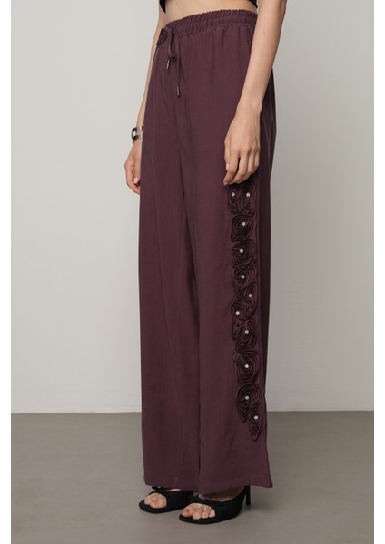 Kadın Şerit Gül ve Taş Detaylı Düz Renk Beli Lastikli Bol Paça Pantolon modelleri