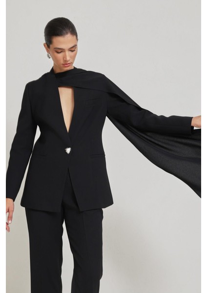 Siyah Pelerin Detaylı Kadın Takım Elbise