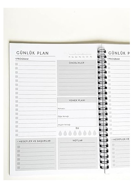Tanıtım 120 Günlük Tarihsiz Spiralli Planlayıcı - A5 Boyutu, 60 Yaprak (120 Sayfa), 90 Gr. Ivory Kağıt (Siyah Kapak) modelleri