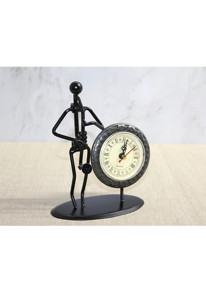 Metal Saatli Saksafon Çalan Müzisyen