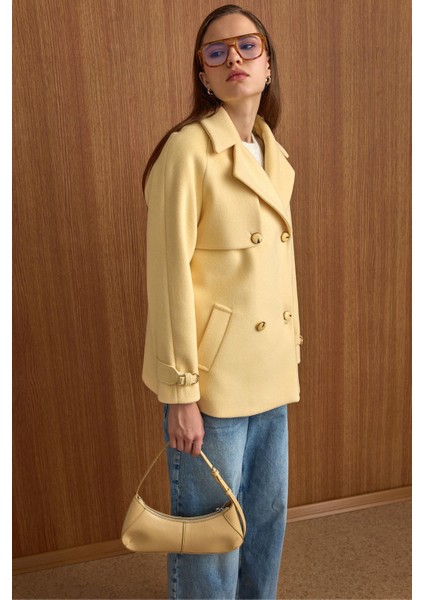 Pelerin ve Kol Patı Detaylı Kruvaze Kısa Kaban Sarı 3161