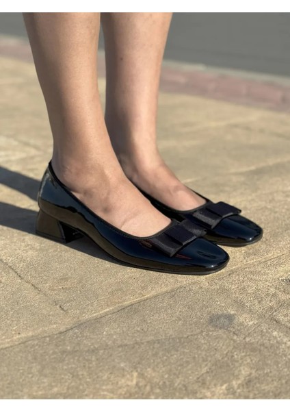 Bery Büyük Numara Kadın Küt Burun Rugan Topuklu Ayakkabı Kurdele Fiyonklu fiyatları