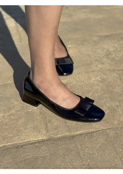Bery Büyük Numara Kadın Küt Burun Rugan Topuklu Ayakkabı Kurdele Fiyonklu modelleri