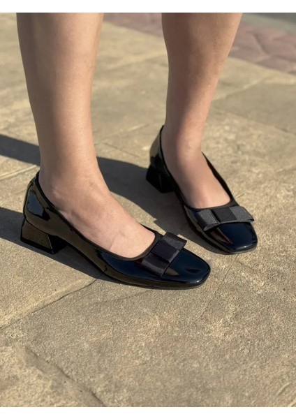 Bery Büyük Numara Kadın Küt Burun Rugan Topuklu Ayakkabı Kurdele Fiyonklu fırsatları