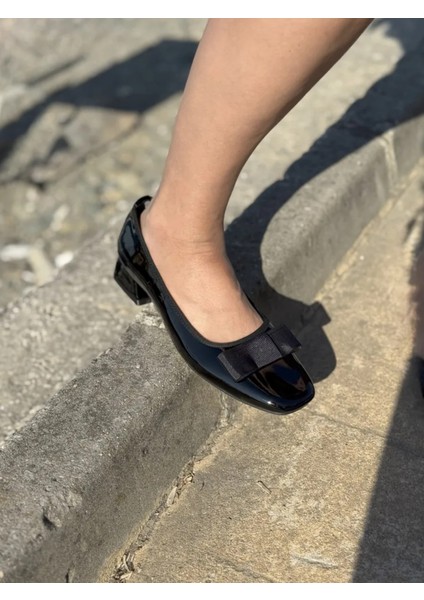 Bery Büyük Numara Kadın Küt Burun Rugan Topuklu Ayakkabı Kurdele Fiyonklu indirimleri