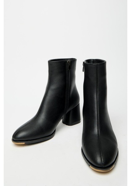 Siyah Kadın Yuvarlak Burun Basic Bot modelleri