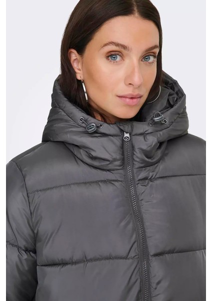 Kadın Onlmontana Kapüşonlu Uzun Şişme Mont 15226559 Gri fırsatları