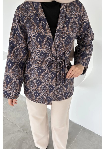 Kuşaklı Etnik Desen Kapitoneli Tesettür Ceket P-00018948 fırsatları