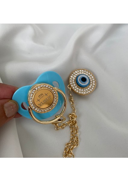 Altın Kaplama Isimli Zirkon Taşlı Silikon Emzik Seti (0-6 Ay) – Damaklı & Kişiye Özel Mavi Nazarlık