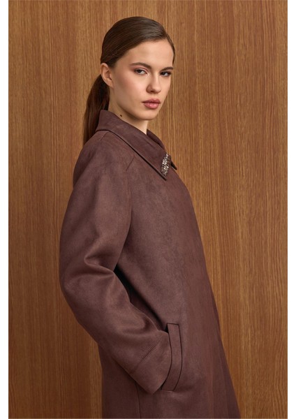 Devrik Yaka Taş Detaylı Süet Görünümlü Büyük Beden Pardesü Kahve 6795 fırsatları