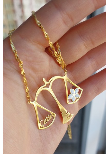 925 Ayar Gümüş 24 Ayar Altın Kaplama Isimli ve Çiçek Figürlü Terazi Kolye