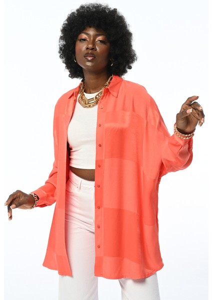 Kadın Oversıze Kesim Jakarlı Desenli Nar Renk Gömlek