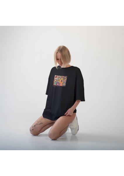 Color Study, Squares With Concentric Circles Oversize Tişört - Siyah fiyatları