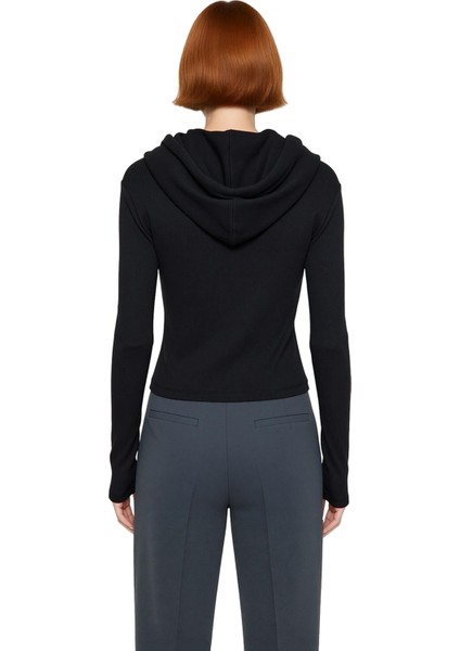 Kadın Şık Crop Kapüşonlu Yaka Slim Kalıp Örme ve Fermuarlı Fitilli Fitted Vücuda Oturan Esnek Bluz modelleri