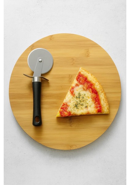 Store Bambu Döner Sunum Tahtası 30 cm – 360° Dönebilir Ahşap Servis Tabağı – Pizza, Peynir, Pasta, Kek ve Tatlı Sunumları Için – Paslanmaz Çelik Pizza Kesici Dahil