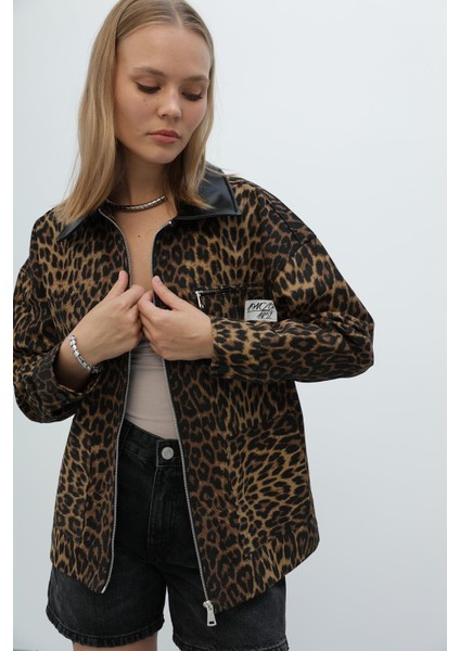 Kadın Leopar Desenli Yakası Deri Detaylı Denim Oversize Ceket