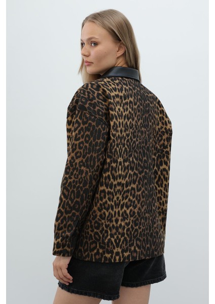 Kadın Leopar Desenli Yakası Deri Detaylı Denim Oversize Ceket indirimleri