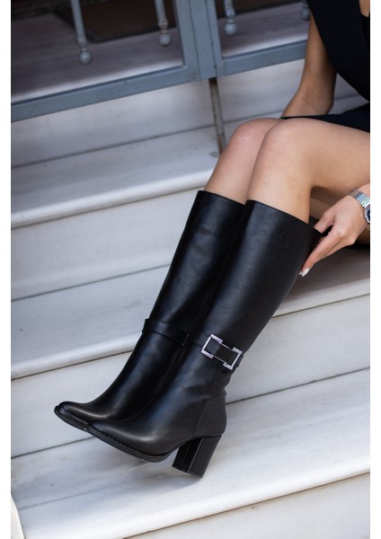 Kadın Cilt Jany Model Toka Detaylı Diz Altı Fermuarlı Sivri Burunlu Kalın Topuklu Çizme