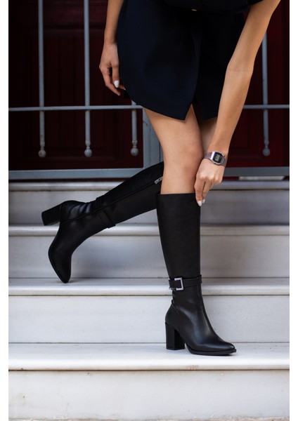 Kadın Cilt Jany Model Toka Detaylı Diz Altı Fermuarlı Sivri Burunlu Kalın Topuklu Çizme modelleri