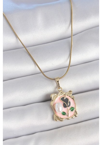 Bfs 316L Çelik Gold Renk Zincir Pembe Mineli Çiçek Işlemli Inci Detay Portre Model Kadın Kolye