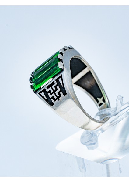 Zarif ve Gösterişli 5 Sıra Yeşil Baget Taşlı 925 Ayar Gümüş Erkek Yüzük modelleri