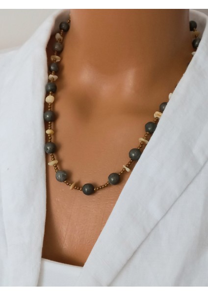 Doğal Taş Kolye ;pirit Taşı ,sedef Taşı ve Hematit Taşı ile Tasarlanmıştır.