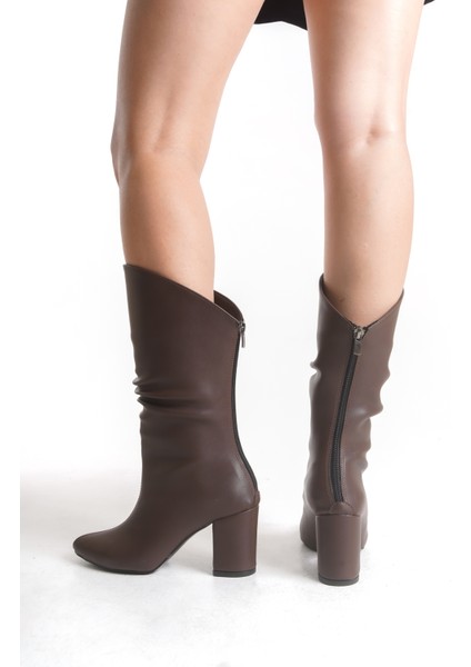 Kadın Arkadan Fermuarlı Büzgü Detaylı Kalın Yüksek Topuklu Orta Boy Acı Kahve Çizme fırsatları