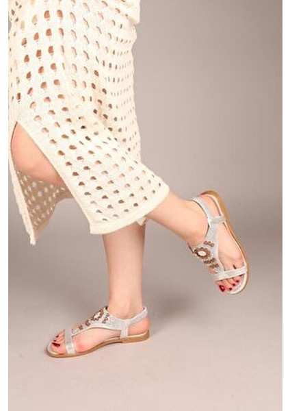 Carina Ortası Yuvarlak Taşlı Arkası Lastikli Sandalet Gümüş