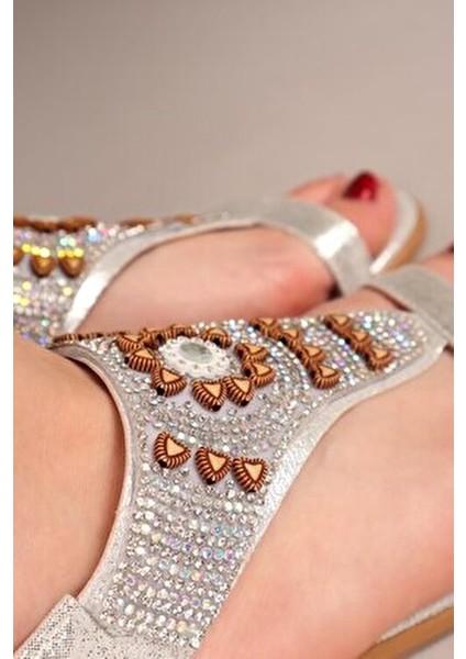 Carina Ortası Yuvarlak Taşlı Arkası Lastikli Sandalet Gümüş