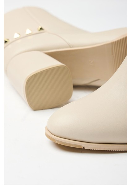 Bej Kadın Topuklu Fermuarlı Arka Zımba Detaylı Kışlık Bot